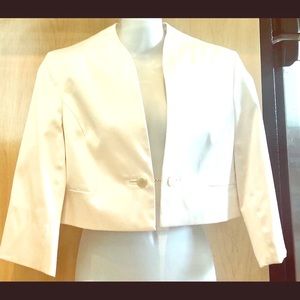 Isaac Mizrahi cropped waist tuxedo style jacket. Satin finish warm cream colour